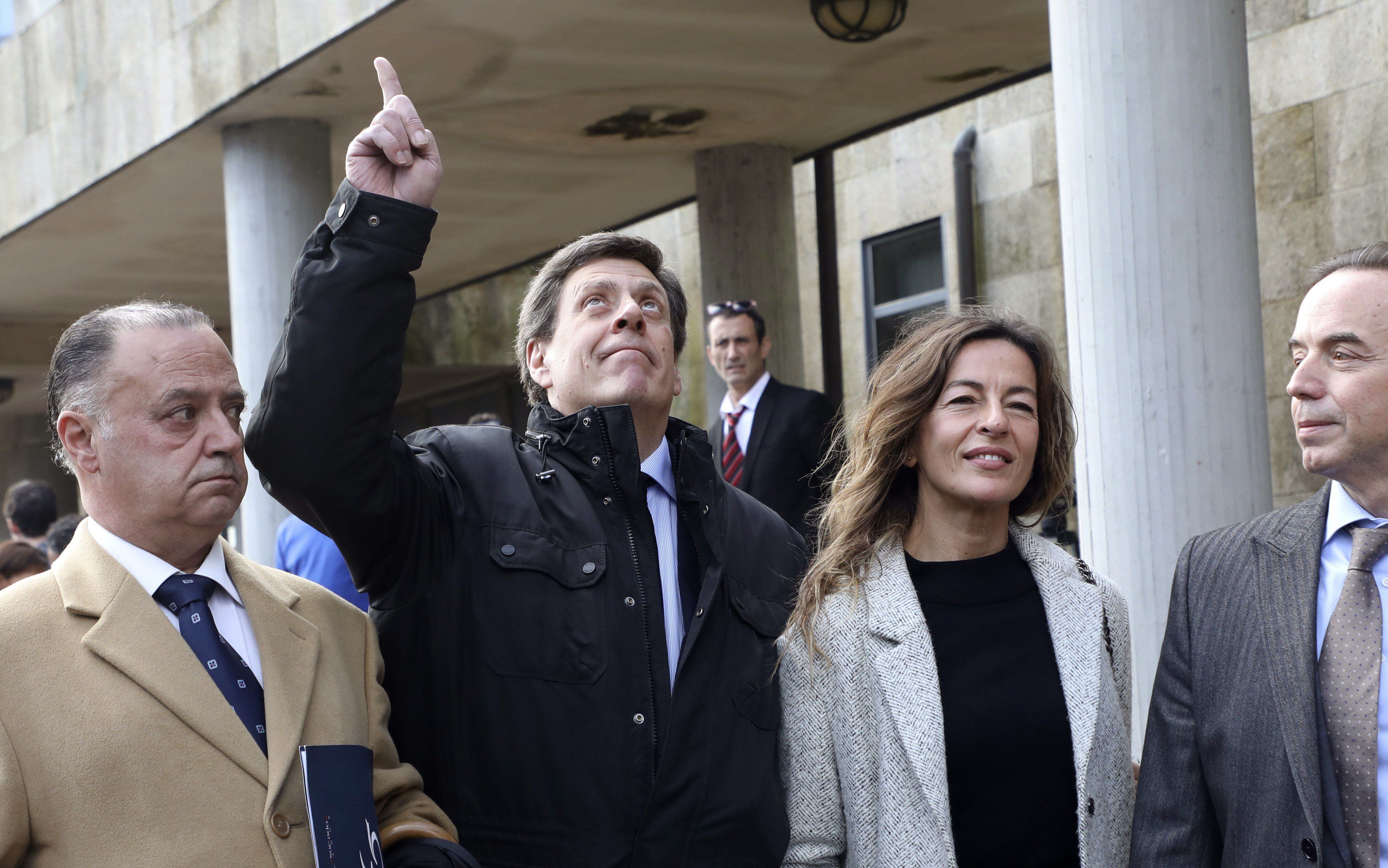 El padre de Diana Quer Juan Carlos Quer (2i) hace un gesto al cielo en referencia a su hija, junto a su equipo jurídico, a la salida del juzgado (EFE/ Xoan Rey)