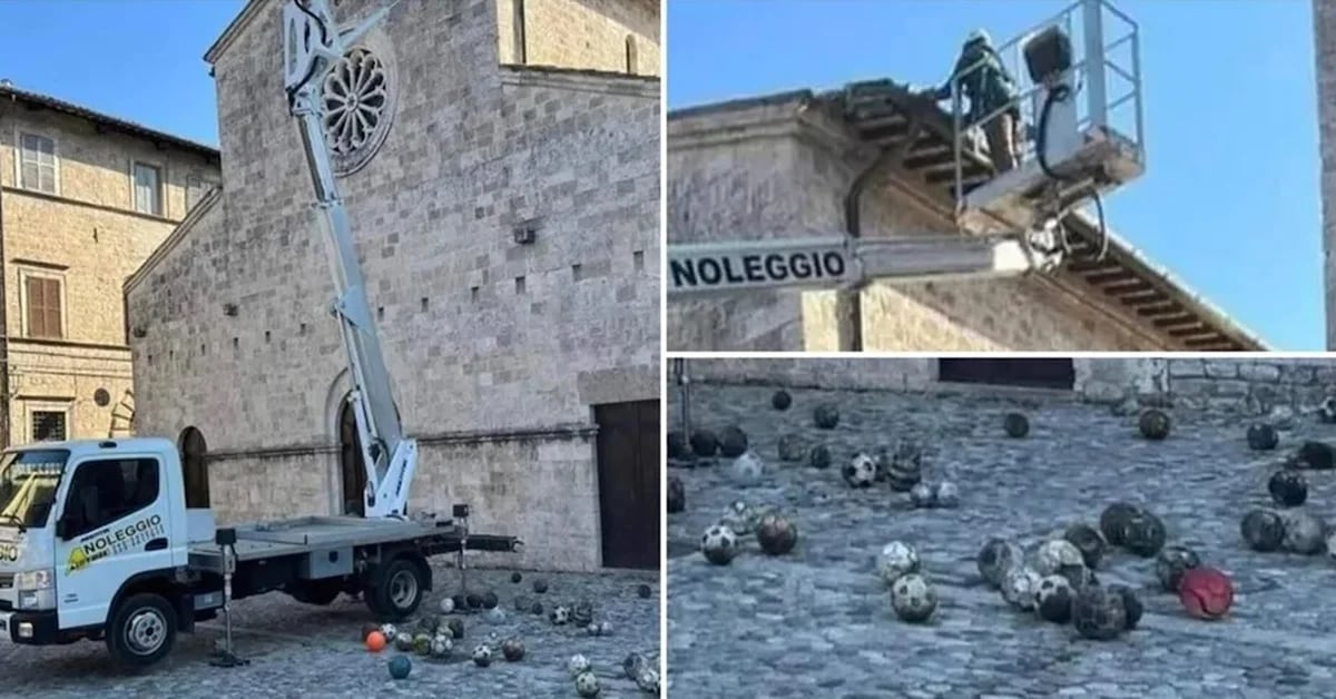 Decine di palloni da calcio persi dai bambini per decenni sono comparsi sul tetto di una chiesa in Italia