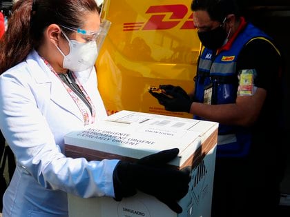 Funcionarios, trabajadores médicos y logísticos realizan hoy el simulacro de traslado de vacunas por parte de la Secretaria de la Defensa Nacional (SEDENA) y la Secretaría de Salud, en Ciudad de México (México). EFE/José Pazos

