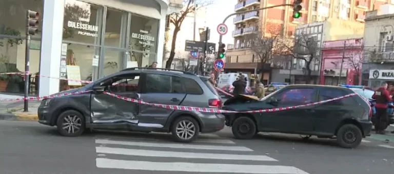 Un choque entre un Gol y una Suran, en Malabia y avenida Córdoba, dejó tres heridos 
