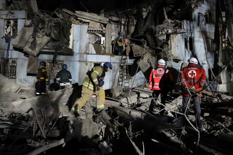 Al menos diez personas murieron tras un bombardeo ruso contra un edificio de civiles en la ciudad ucraniana de Zaporizhz 