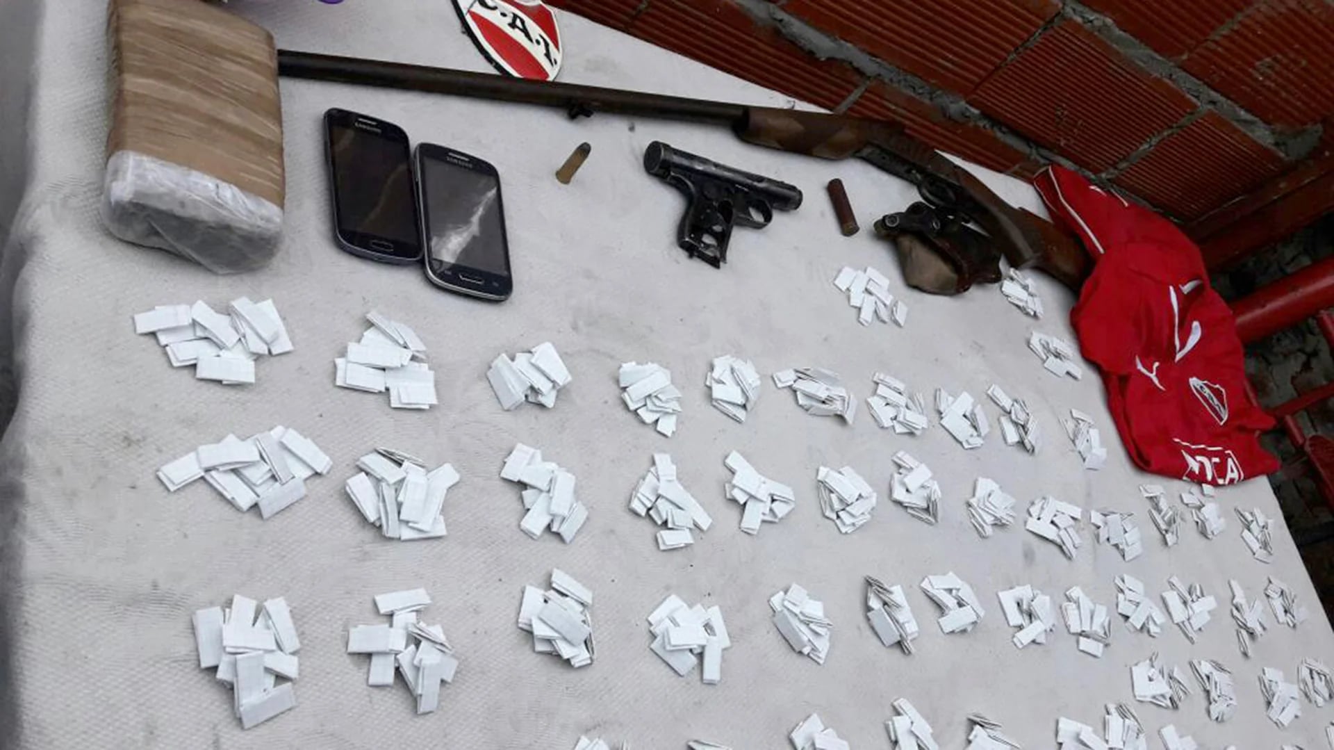 La policía bonaerense desarticuló a una organización criminal que vendía estupefacientes.