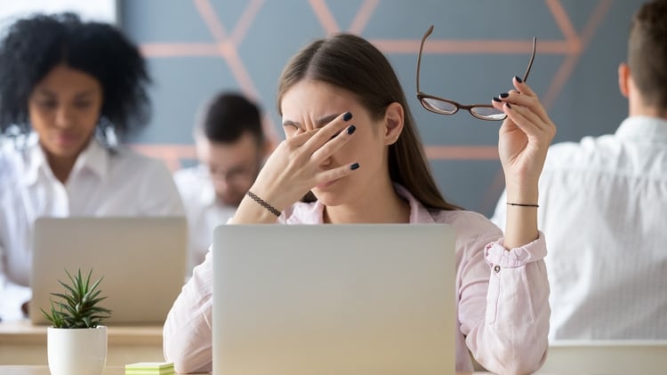 El problema ocurre cuando los conflictos laborales comienzan a afectar la vida personal y la productividad de la persona (Shutterstock)