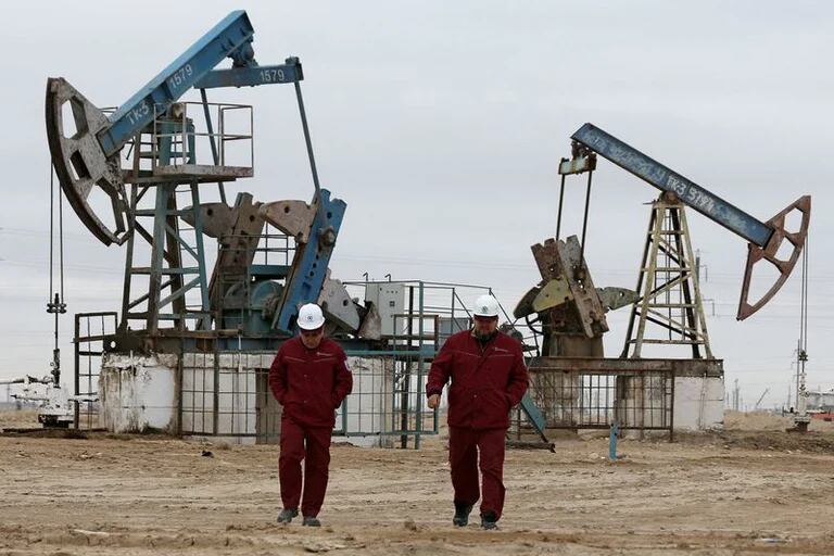 Russian crude output falls below 10 million bpd, lowest since July 2020: sources