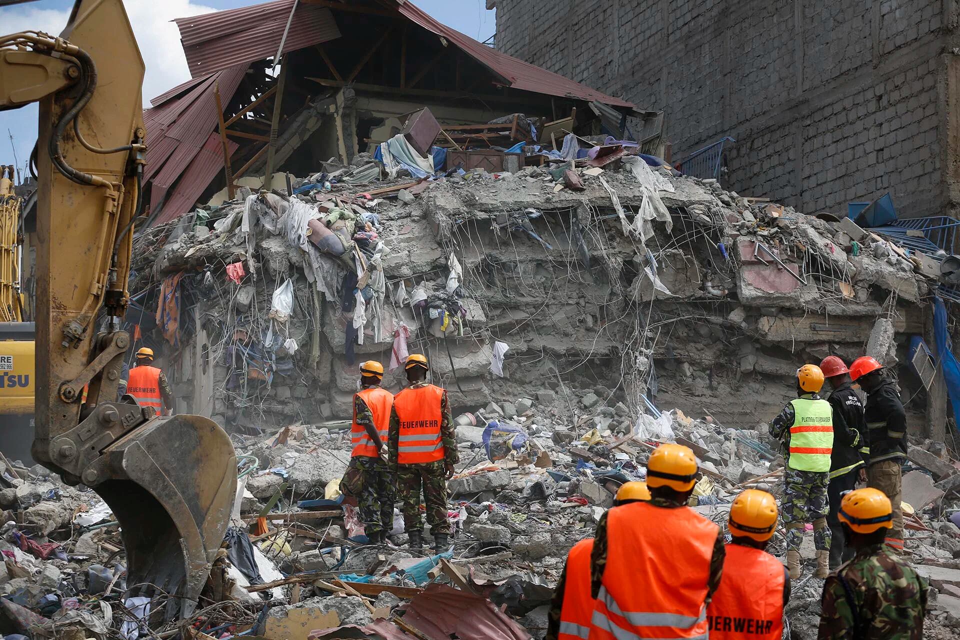Una excavadora trabaja para remover escombros y buscar a los supervivientes del edificio de siete plantas que anoche se derrumbó en un barrio en la zona residencial de Kware Pipeline Embakasi, a las afueras de Nairobi, Kenia
