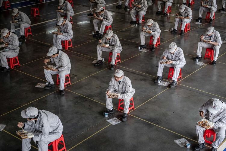 En la planta de Honda en Wuhan hay controles de temperatura del personal y se cerraron las salas de recreación, que se reemplazaron por banquetas ubicadas a distancia para evitar contagios. (AFP)