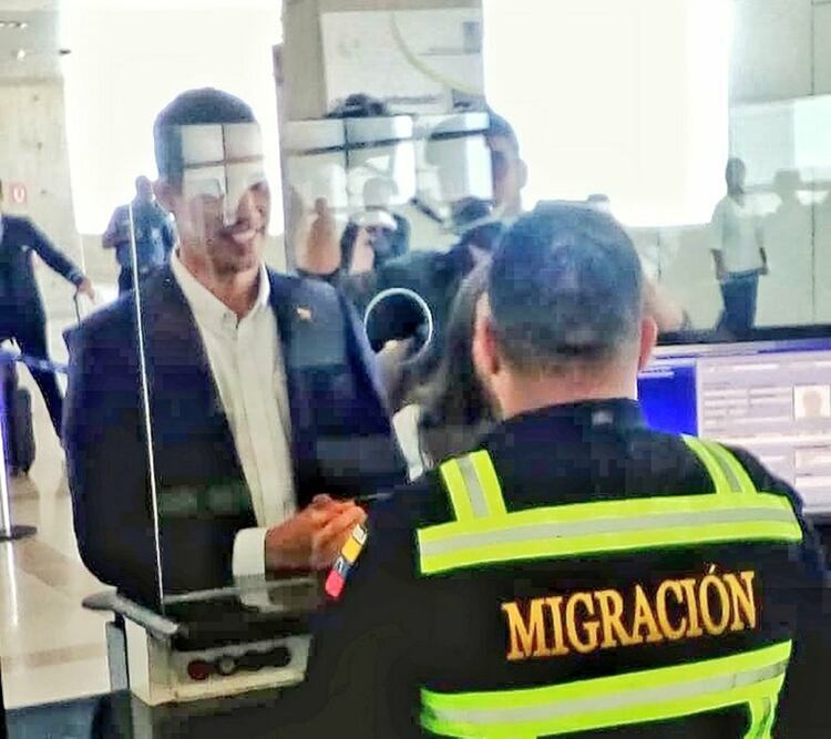 El momento en que Juan Guaidó pasa migraciones