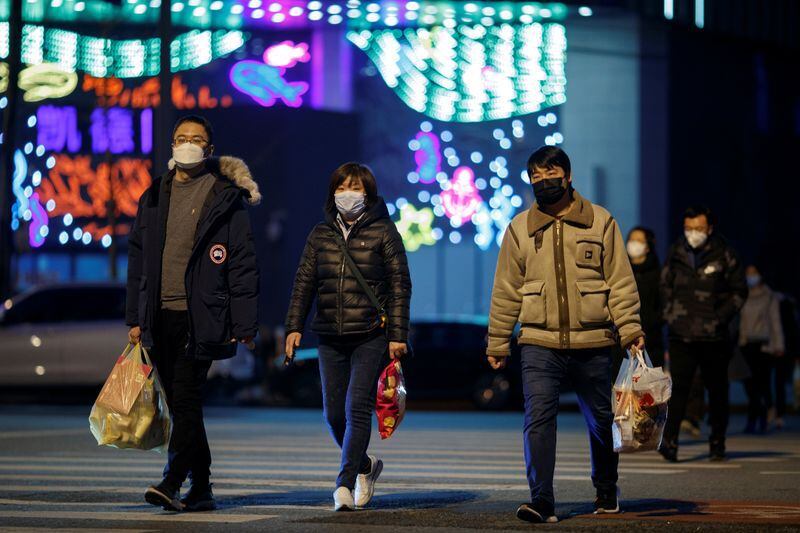 Personas con mascarillas frente a un centro comercial en Pekín, China, 11 marzo 2020.
REUTERS/Thomas Peter