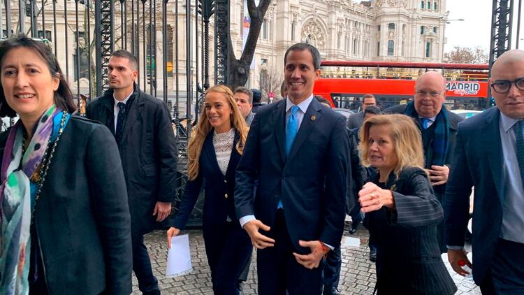 Guaidó junto a Lilian Tintori (@liliantintori)