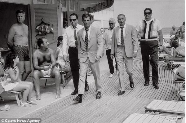 Frank Sinatra rodeado de sus guardaespaldas