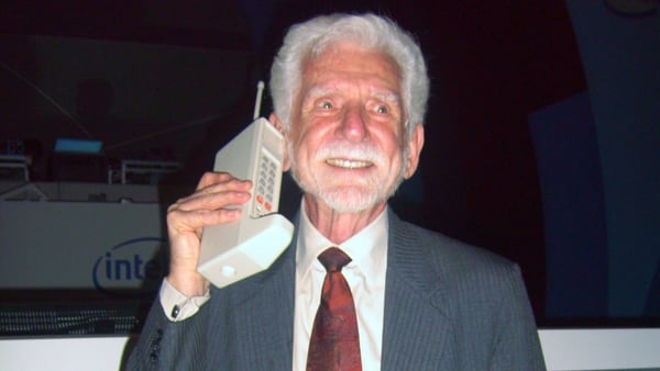 Martín Cooper, directivo de Motorola, el 3 de abril de 1973 realizó la primera llamada de la historia desde un móvil