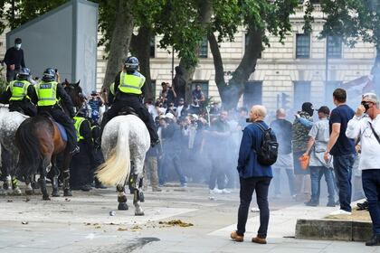 Enfrentamientos entre la policía, los manifestantes contra el racismo y miembros de la extrema derecha (Reuters)