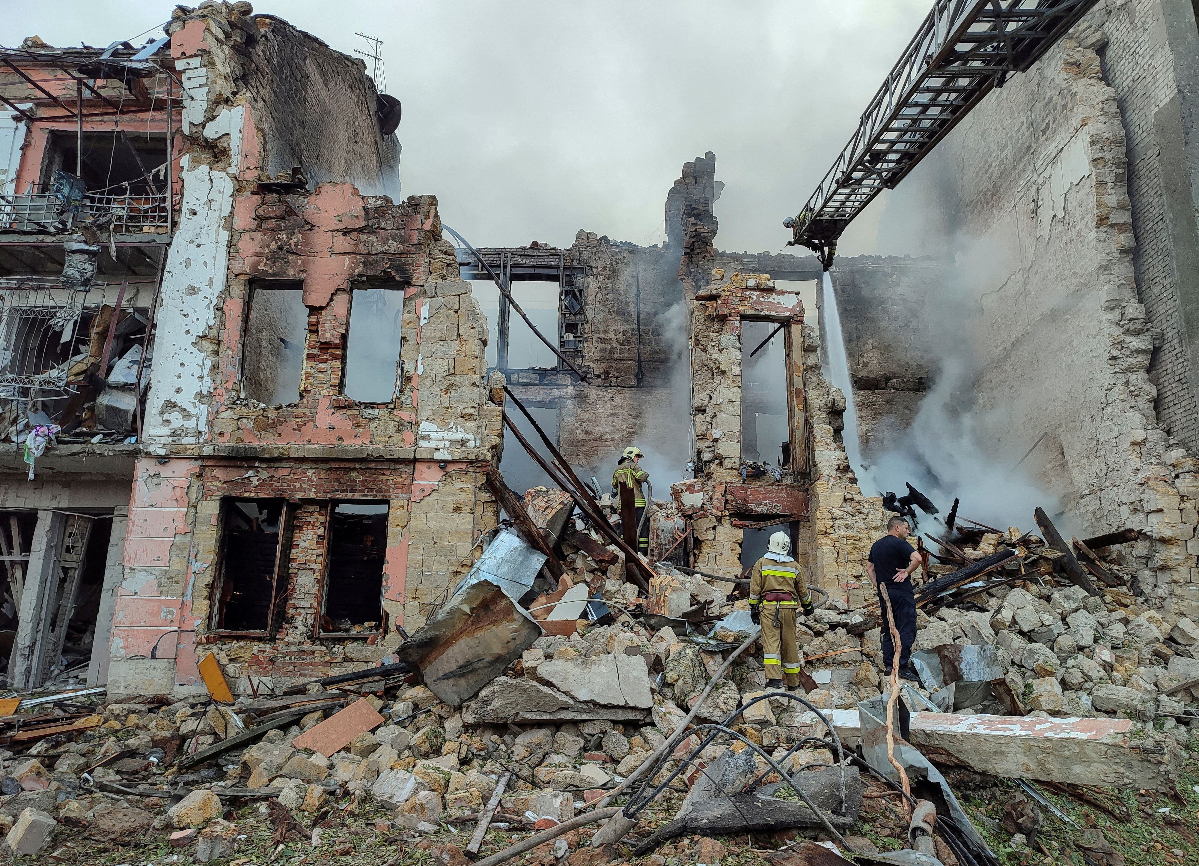 Socorristas trabajan en el solar de un edificio residencial gravemente dañado por un ataque con misiles rusos (REUTERS/Viktoria Lakezina)