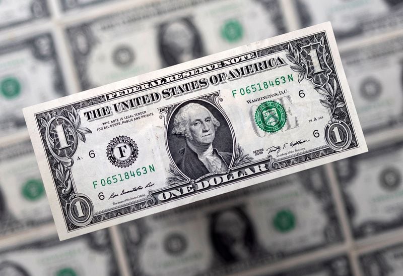 FOTO DE ARCHIVO: Billetes de dólar estadounidense aparecen en esta imagen tomada el 14 de febrero de 2022. REUTERS/Dado Ruvic/Ilustración