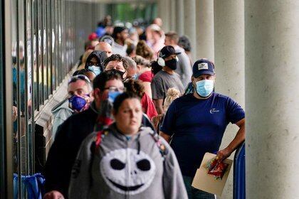Los reportes semanales de solicitudes de subsidios por desempleo se mantienen en niveles récord desde el inicio de la pandemia (Reuters)