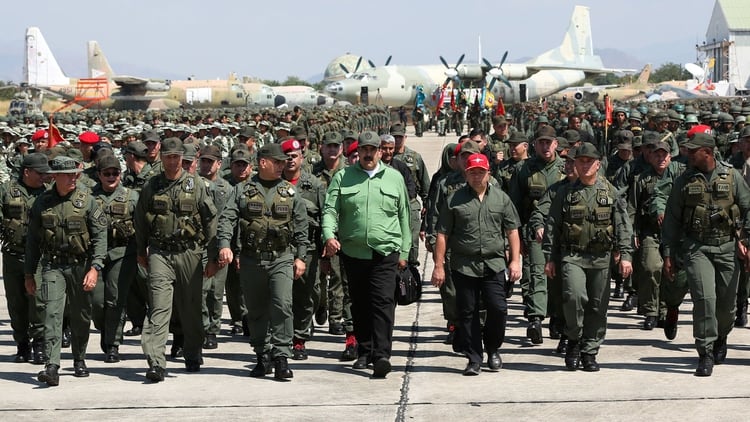 El presidente de Venezuela, Nicolás Maduro, denunció este miércoles que militares desertores, convertidos en “mercenarios”, conspiran desde Colombia (Reuters)