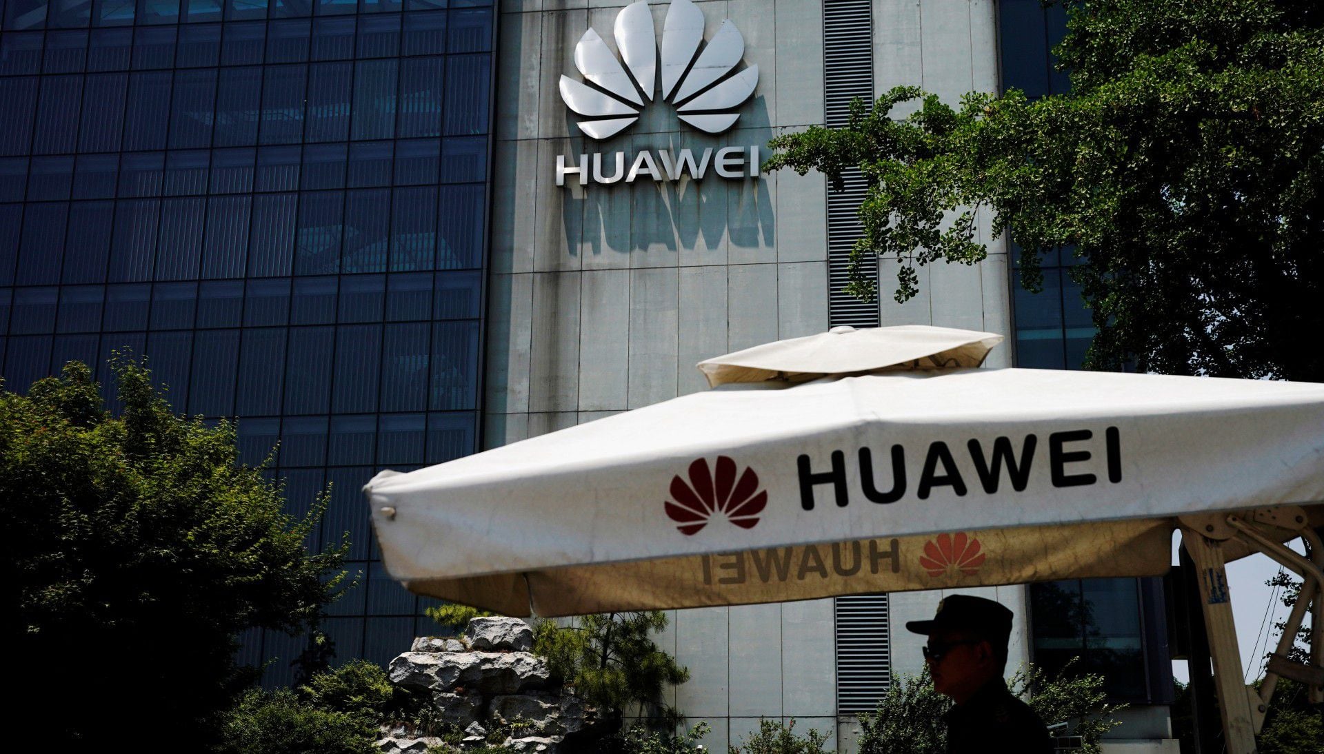 El logotipo de Huawei en el Centro de Investigación de Huawei en Shanghai, China (REUTERS/Aly Song)