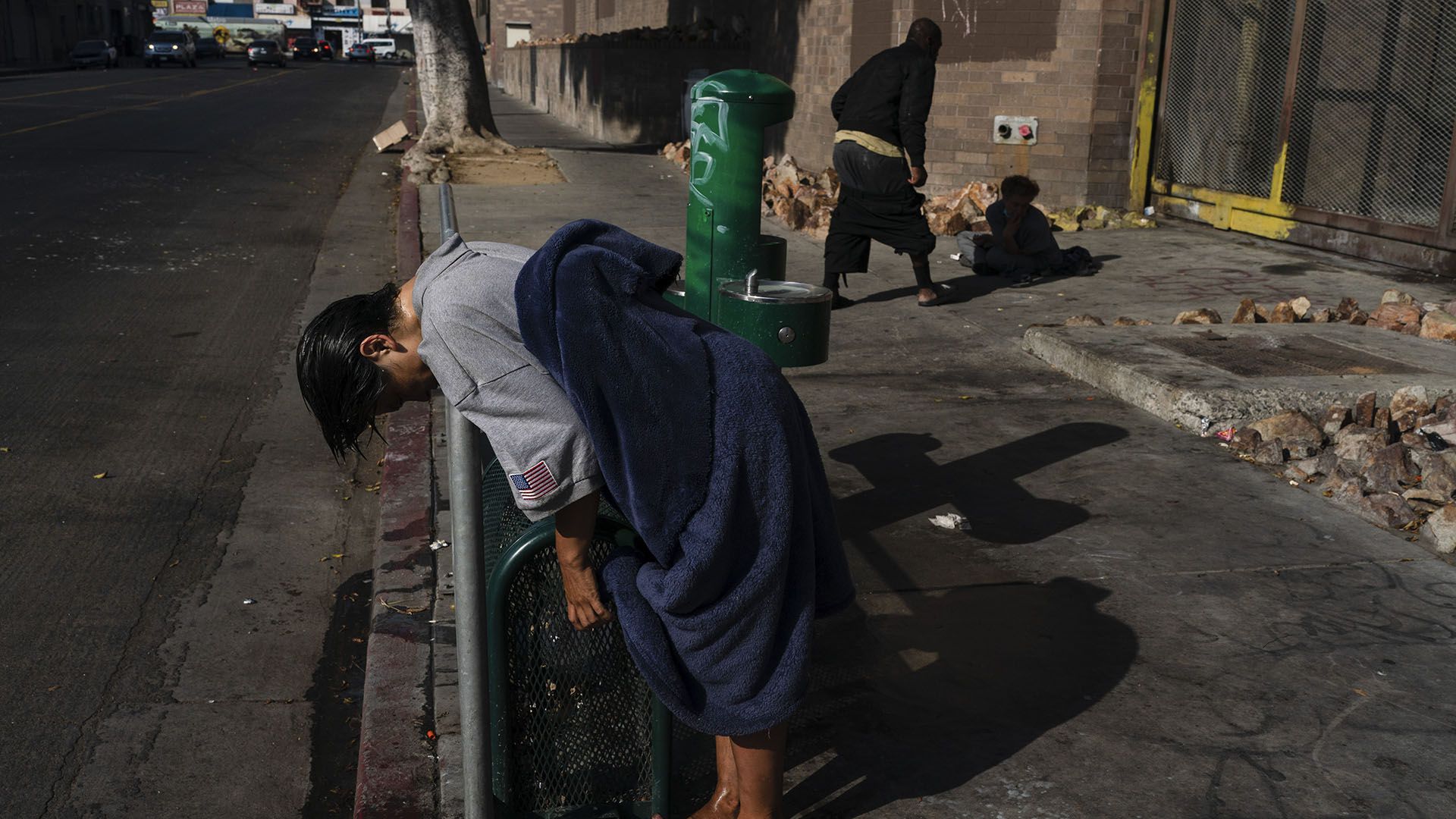Una mujer indigente que consumió una dosis alta de fentanilo. La crisis afectó a los habitantes a cualquier nivel social. (AP Foto/Jae C. Hong)