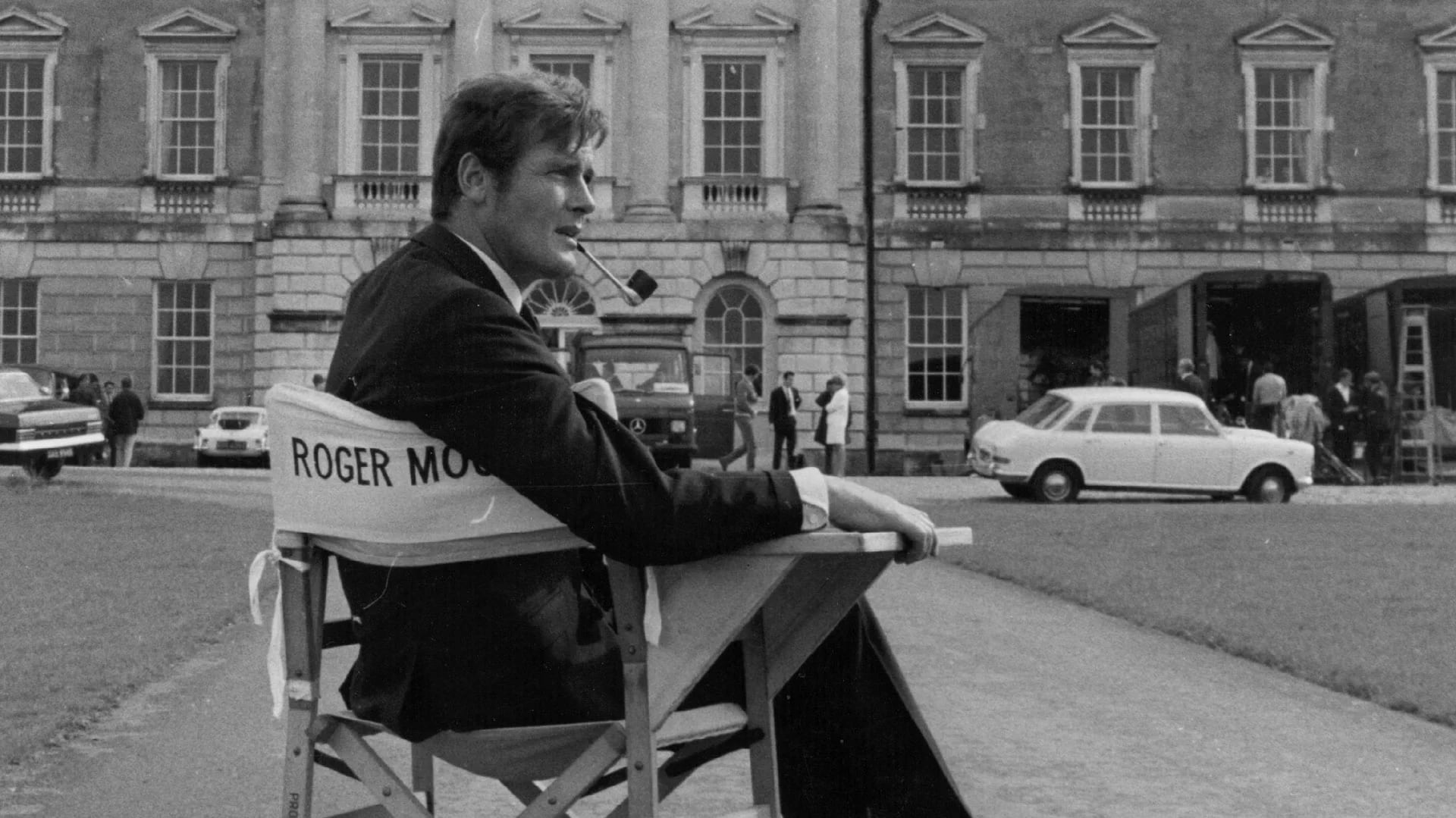 Roger Moore en la abadía de Woburn durante un freno en la filmación de “Crosplot”, en 1968 (Getty)