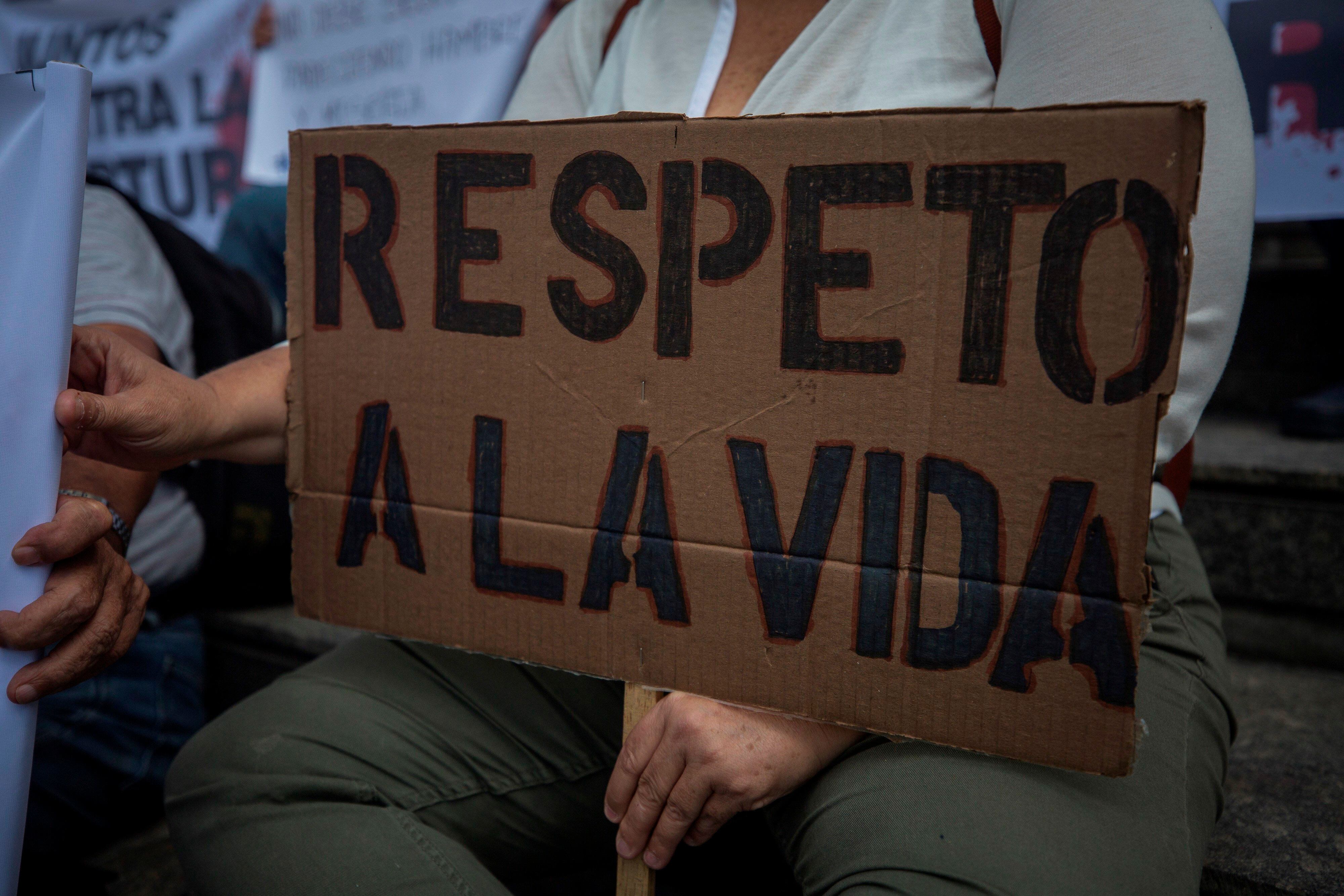 Fotografía de archivo de un grupo de personas que protesta frente a la sede del Programa de Naciones Unidas para el Desarrollo (PNUD) en Caracas (EFE/ Miguel Gutiérrez/Archivo)