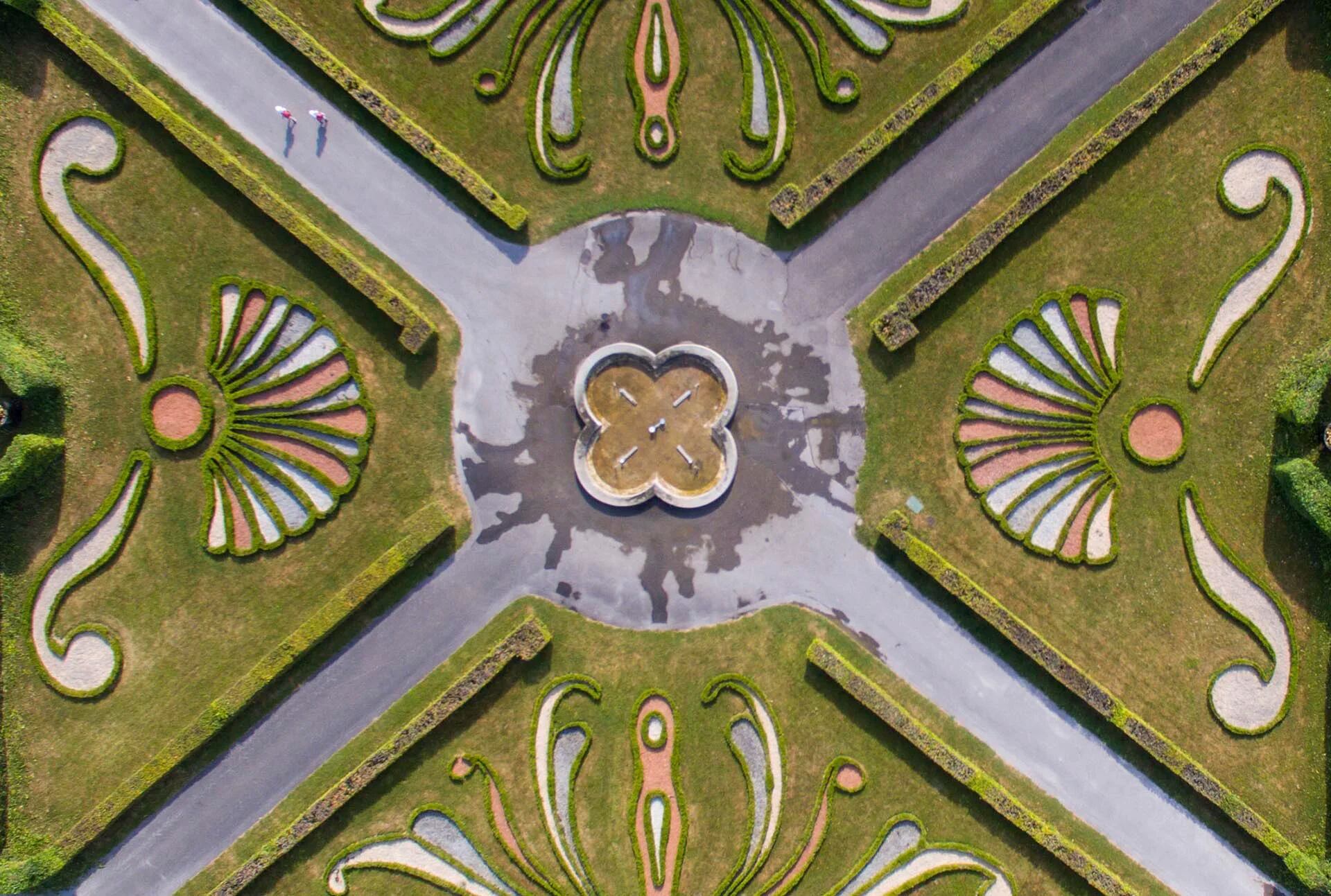 Esta foto aérea muestra una fuente en medio de una encrucijada en el espectáculo hortícola ‘Blooming baroque’ en Ludwigsburg, Alemania