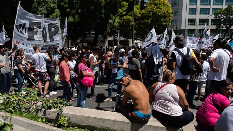 Los movimientos sociales realizaron un acampe en la avenida 9 de Julio la semana pasada (Adrián Escandar)