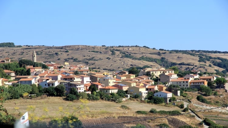Es una localidad italiana de la provincia de Sassari, región de Cerdeña, con una vista espectacular al Mediterráneo (Wikipedia)