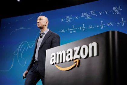 Bezos tras un cartel de Amazon. Foto: REUTERS/Jason Redmond