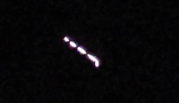 La luz tenía aproximadamente unos dos metros de largo, y cayó al desierto, donde desapareció (Foto: captura de pantalla video de Youtube @Crazy’sCodyCreatures)