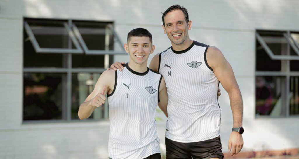 Хулио Энсисо и Роке Санта-Крус на тренировке с Либертад де Парагвай | Фото: Распространение