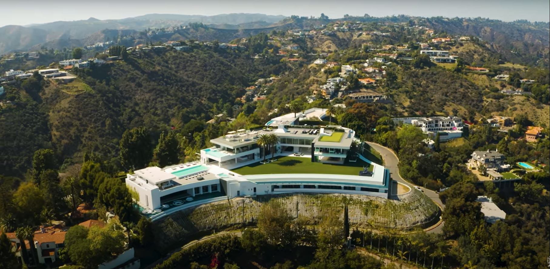 The One, la casa más cara del mundo ubicada en Bel Air, Los Ángeles, con un precio de salida de 500 millones de dólares, en las colinas de Santa Mónica (Foto: Youtube/ProducerMichael)