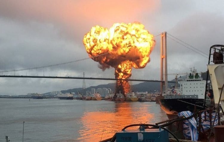 El fuego, visto desde el puerto (Reuters)