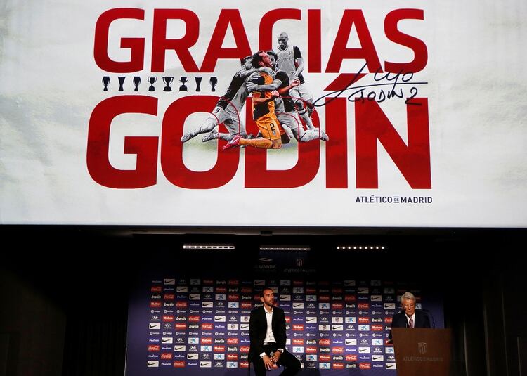 Diego GodÃ­n en la sala del Wanda Metropolitano junto a Enrique Cerezo, presidente de la instituciÃ³n (Reuters)