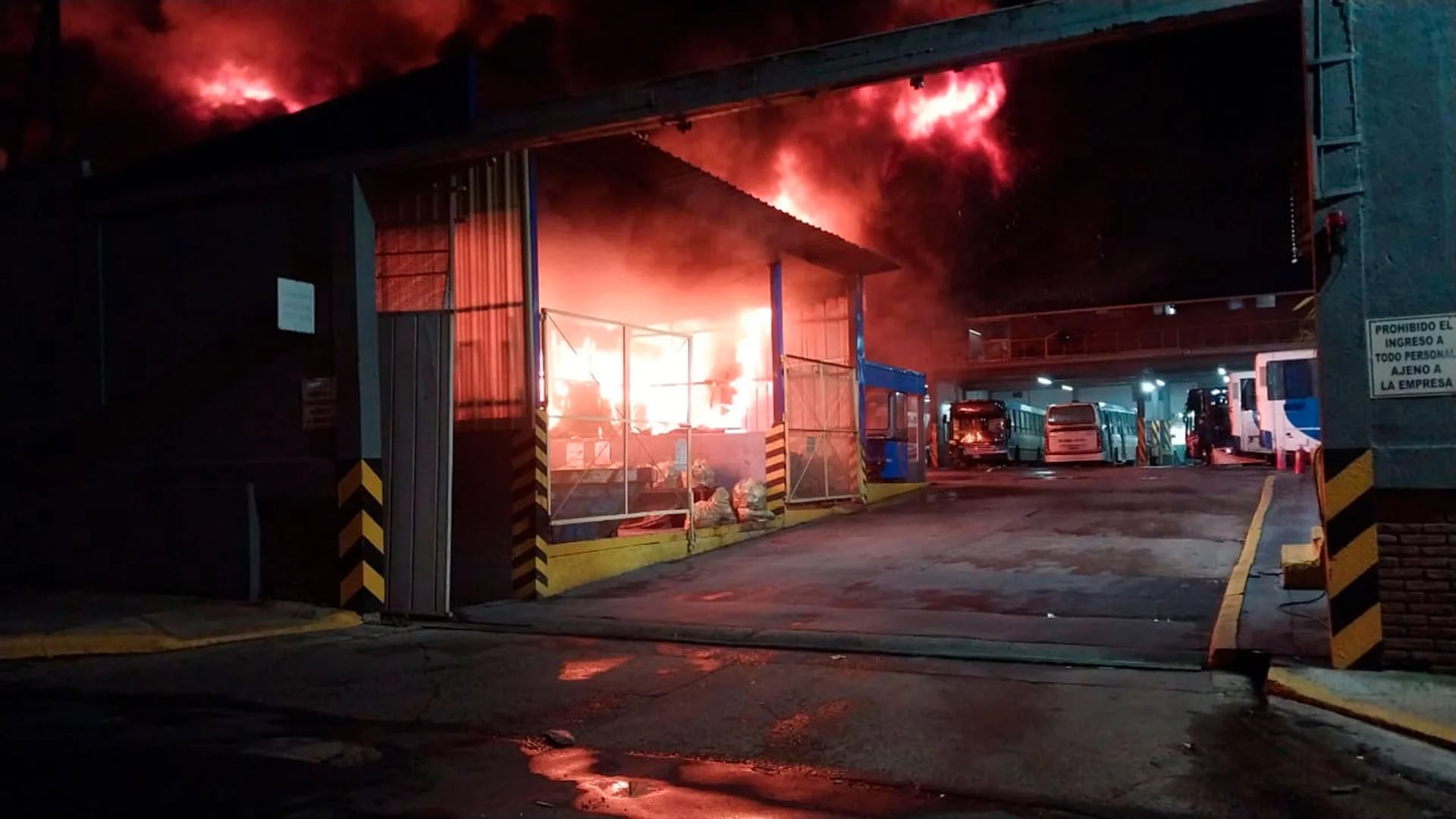 El voraz incendio se desató cerca de las 2 de la mañana en un interno de la empresa TALP S.A. (@bagliettoc)