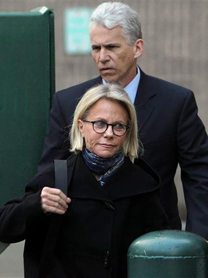 Ruth Madoff a la salida del Metropolitan Correctional Center en 2009. Luego de las trágicas muertes de sus hijos nunca volvió a visitarlo en prisión (AP)