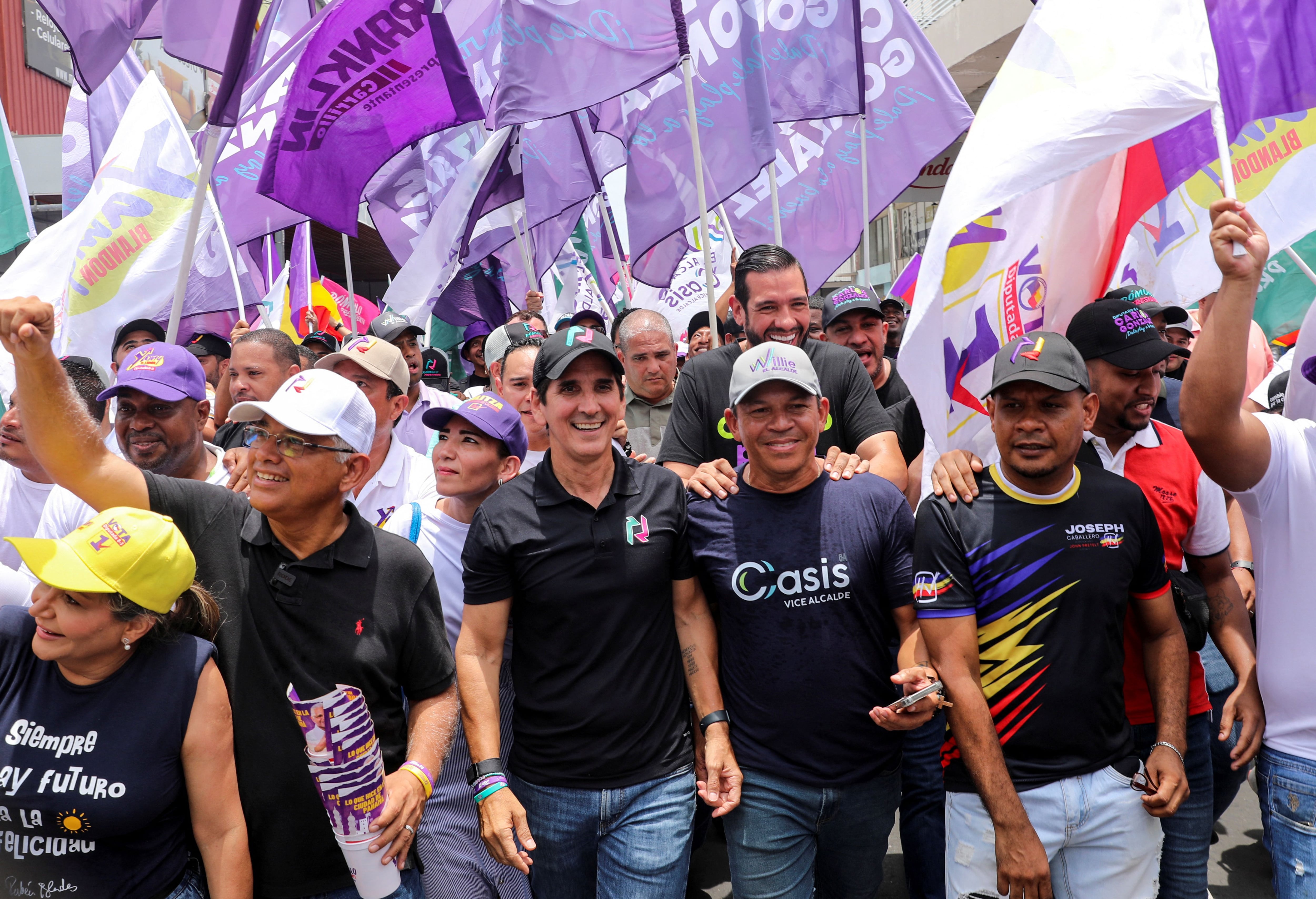 Rómulo Roux, candidato presidencial del partido Cambio Democrático (CD), encabezó este acto de campaña en Ciudad de Panamá el 21 de abril de 2024 (REUTERS/Aris Martínez)