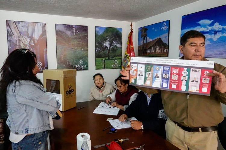 Más de siete millones de bolivianos estaban llamados a las urnas (Photo by RODRIGO BUENDIA / AFP)