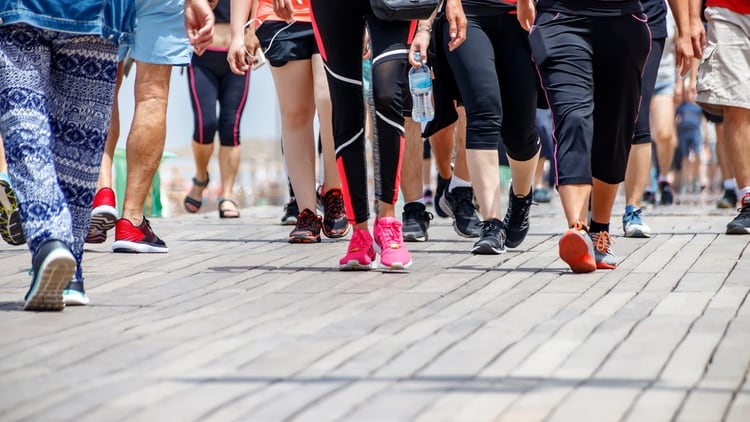 Si se hacen más de 10.000 pasos la persona no está considerada una persona sedentaria, sino una persona activa (Shutterstock)