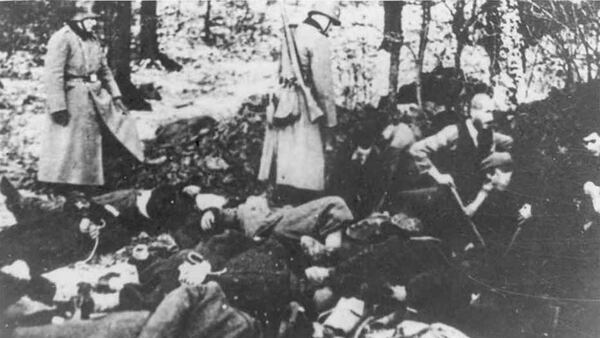 Los cuerpos en las fosas del bosque. Algunos lograban una sobrevida cavando para ocultarlos (Foto: Archivo Walter Von Reichenau)
