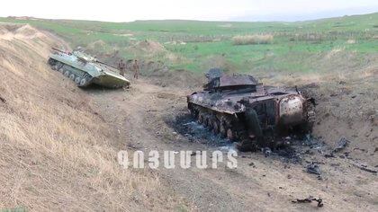 Captura de un video facilitado por el autodenominado ministerio de Defensa de Nagorno-Karabakh (NKR), via Youtube, que muestra unos tanques supuestamente destruidos en la frontera entre Armenia y Azerbaiyán. (EFE/EPA/NKR)
