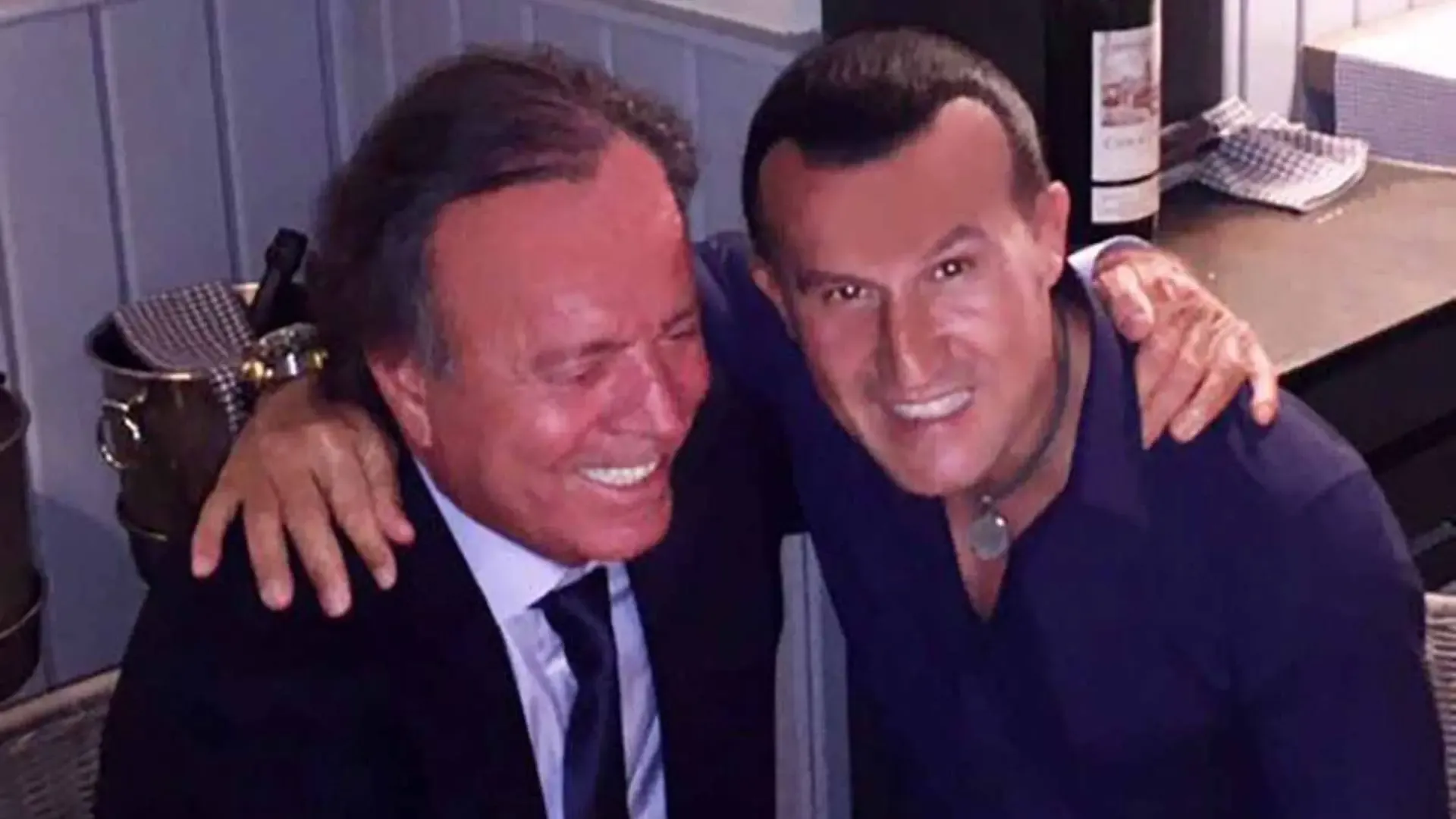 Julio Iglesias y Richy Castellanos en una imagen de sus redes sociales.