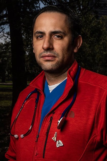 Orlando Garner, médico de cuidados intensivos en Texas, cerca del hospital donde trabaja en Houston (Michael Starghill Jr./The New York Times).
