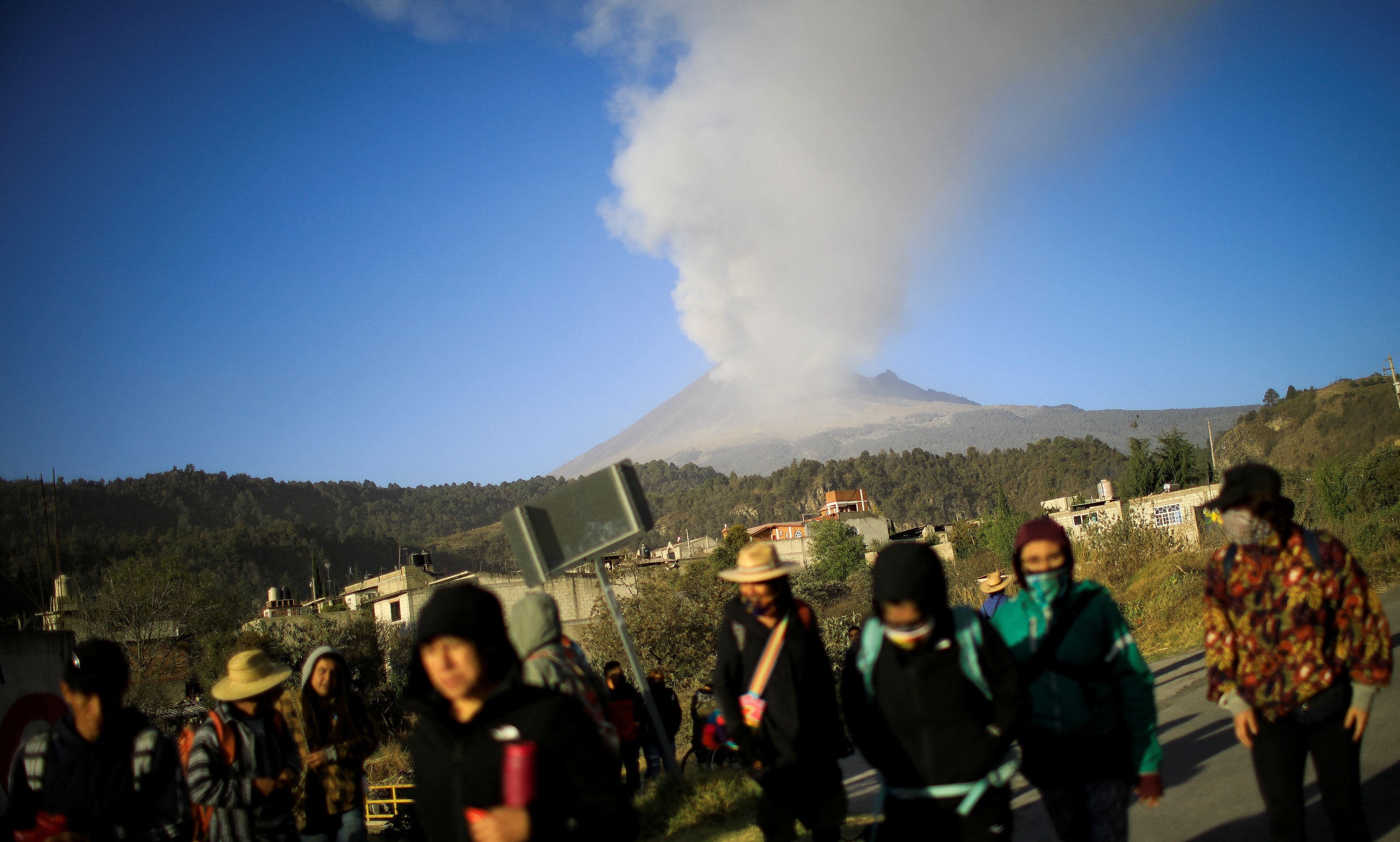 Habitantes de Santiago Xalitzintla llevan ofrendas y hacen procesiones para festejar al volcán (REUTERS/Raquel Cunha)