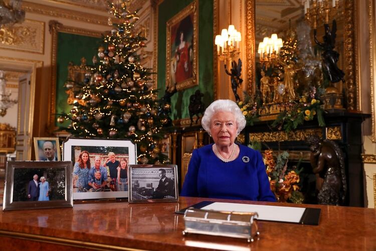 La reina Isabel II de Gran Bretaña posa para una fotografía después de grabar su mensaje anual de Navidad, en el Castillo de Windsor, al oeste de Londres. Durante su tradicional discurso navideño, la reina Isabel II tiene la intención de pedir a los británicos que superen sus divisiones después de un año 