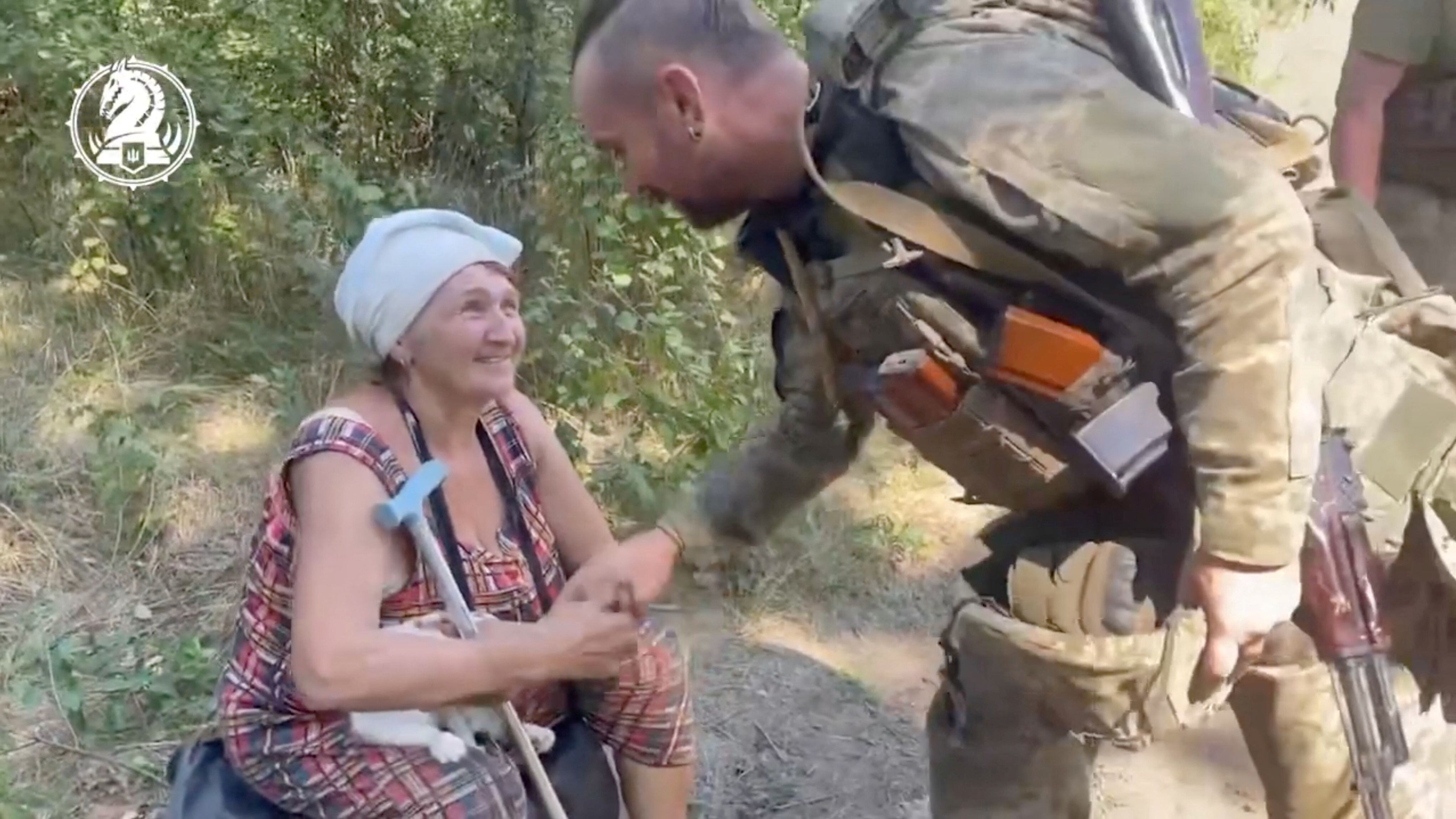 Un miembro de la 46th brigada mecanizada del ejército ucraniano es saludado por una de las habitantes de Robotyne que fue liberada después de un año y medio de ocupación rusa.  (Handout via REUTERS)