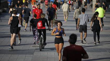 Gente corriendo y andando en bicicleta en Barcelona (AP Photo/Emilio Morenatti)