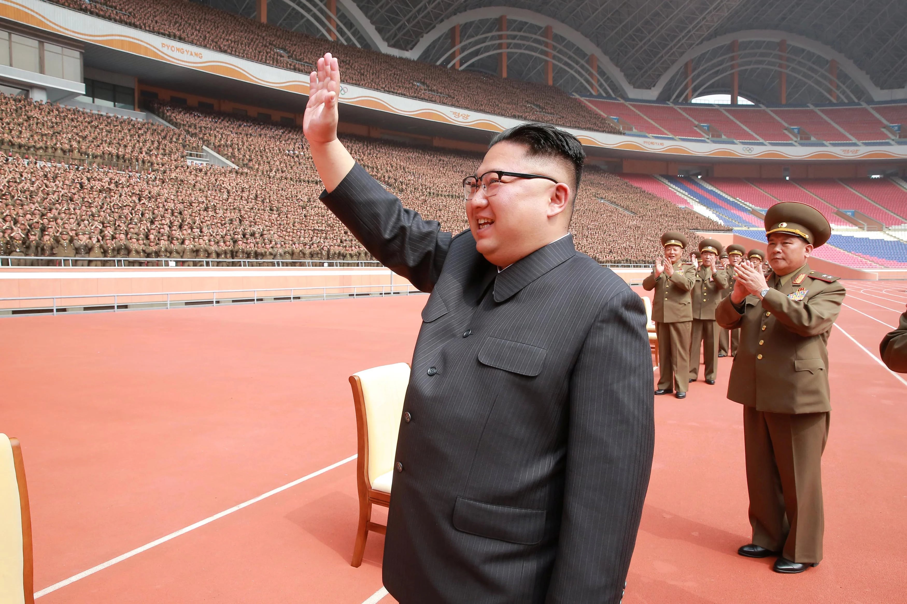 Kim Jong-un, líder de Corea del Norte, saluda a miembros del ejército de su país durante una celebración(Reuters)