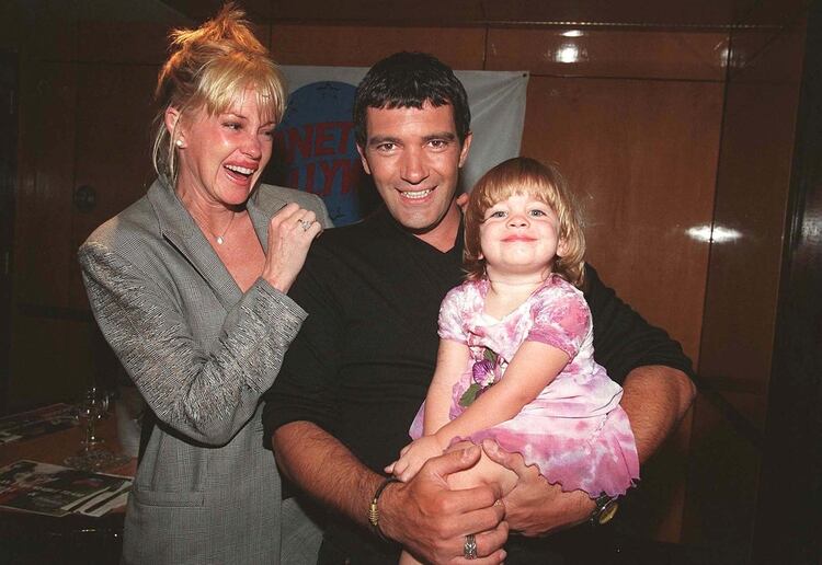 En 1998, la pareja se muestra con su hija Stella durante un evento en el que se presentó la exitosa película 