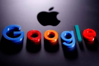 Apple y Google hicieron una alianza en abril para lanzar un sistema que permitiera construir apps para rastreo de contacto en los móviles (REUTERS/Dado Ruvic)