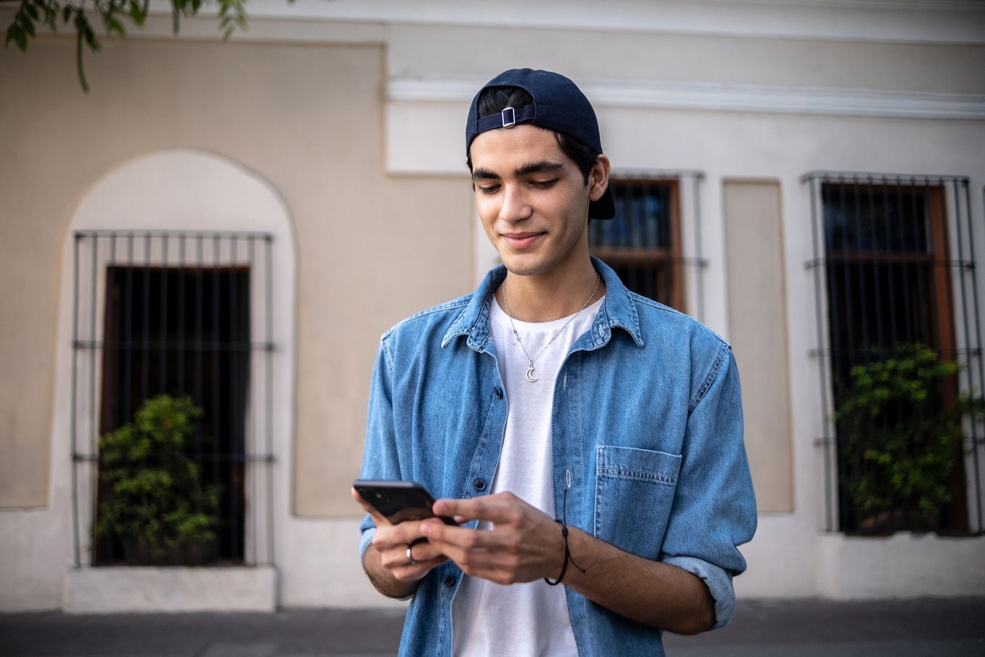  El uso excesivo de teléfonos inteligentes y redes sociales está relacionado con tasas crecientes de depresión y autolesiones en adolescentes. Crédito: Getty